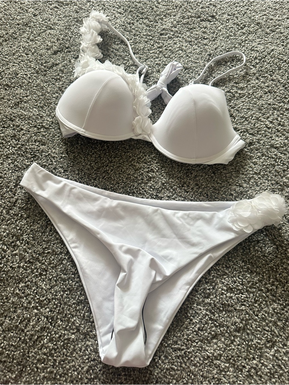 SHEIN White Floral Applique Padded Bikini Set